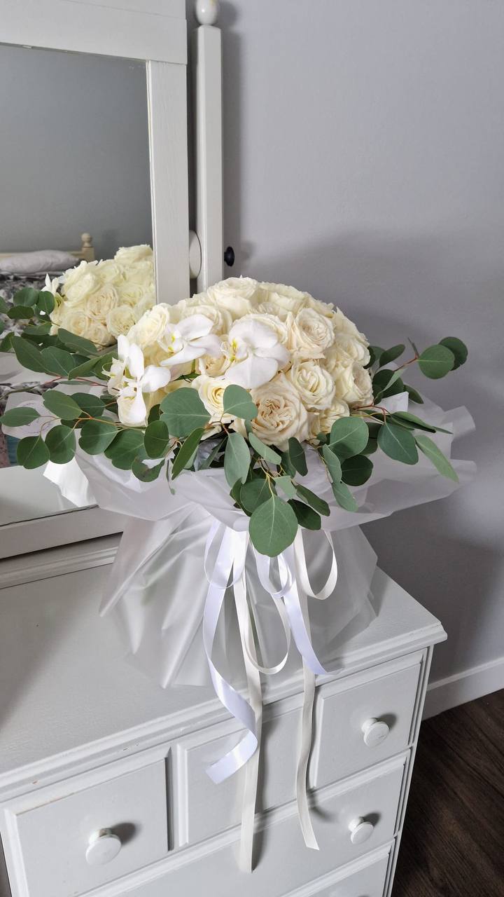 White and green editorial bouquet